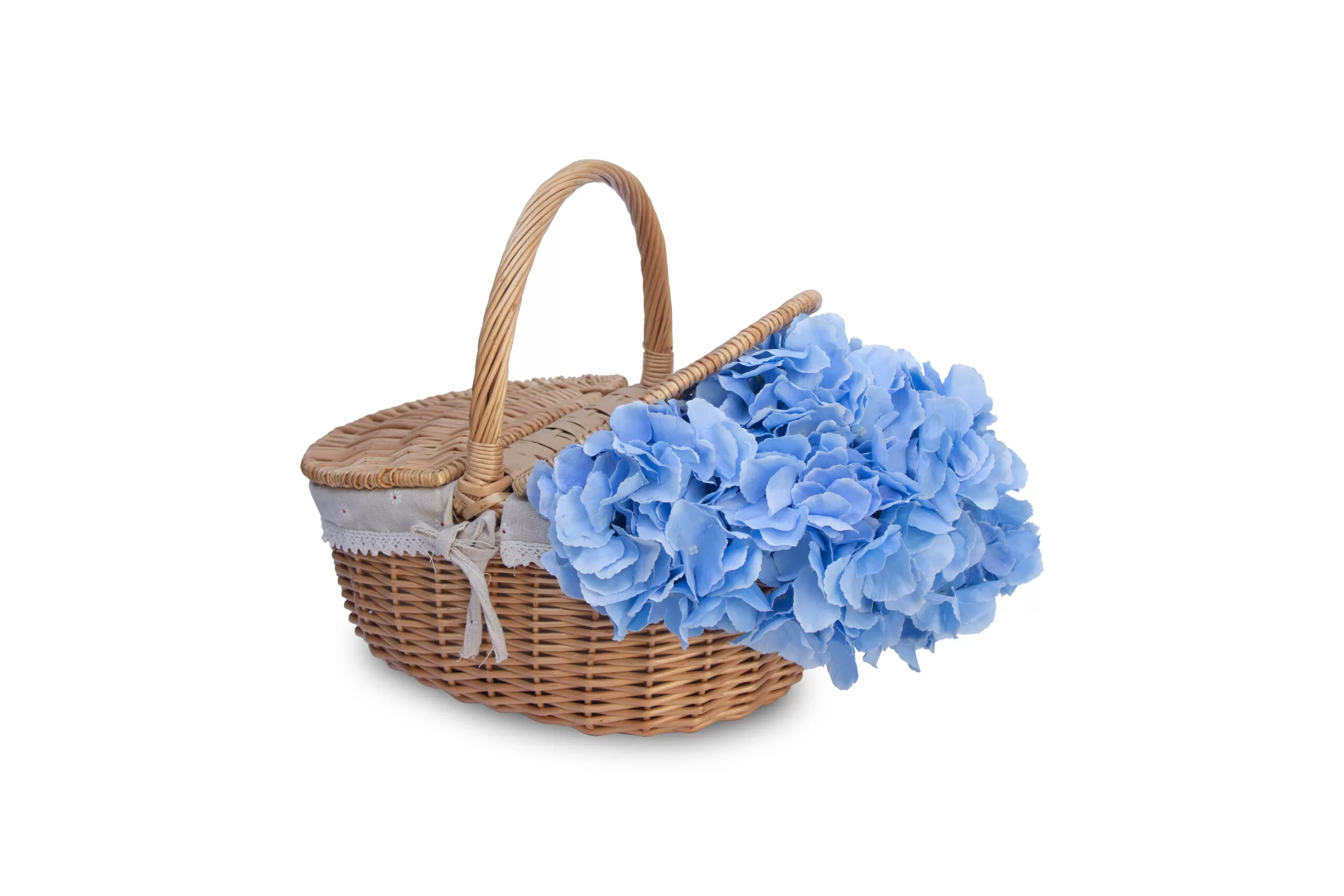 Canasta de ratan con flores azules